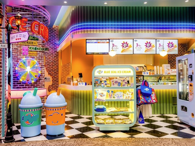 アイスクリームショップの販売スタッフ