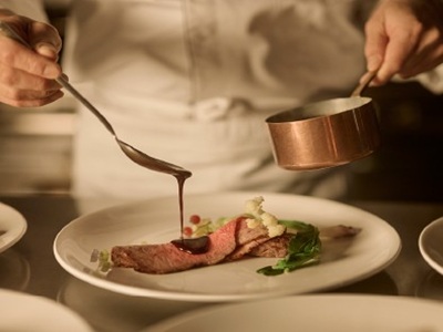 洋食スーシェフ｜ブライダル施設のフレンチ調理