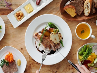 店長候補｜レストランのホールサービス兼マネジメント業務