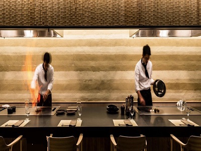 京都のデザインホテル内で鉄板焼き調理スタッフ