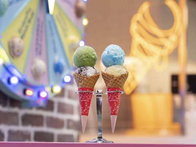 アイスクリームショップの販売スタッフ